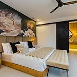 The Botanical 6 Bed Luxury 900 Meter From Beach